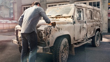 Rengøring med vand - mand rengør bil